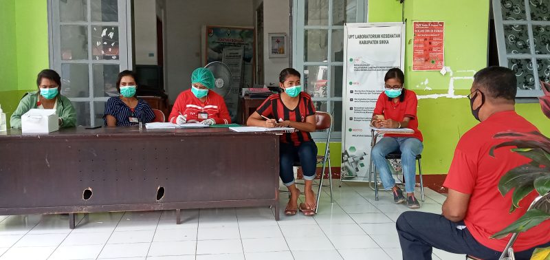 Dokter Santi Delang sedang memberikan edukasi kepada staf Protokol dan Komunikasi Pimpinan Setda Sikka yang positip rapid antigen, Minggu (21/2)