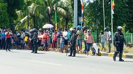 Warga Kota Maumere menunggu kedatangan Presiden Jokowi di depan Hotel Permata Sari, Selasa (23/2)