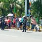 Warga Kota Maumere menunggu kedatangan Presiden Jokowi di depan Hotel Permata Sari, Selasa (23/2)