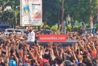 Presiden Jokowi menampakkan wajahnya kepada warga Kabupaten Sikka di depan Hotel Permata Sari, Selasa (23/2)
