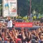 Presiden Jokowi menampakkan wajahnya kepada warga Kabupaten Sikka di depan Hotel Permata Sari, Selasa (23/2)
