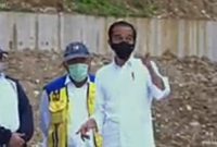 Presiden Jokowi saat berada di Bendungan Napung Gete, Selasa (23/2) (foto: istimewa)