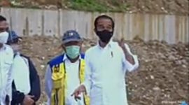 Presiden Jokowi saat berada di Bendungan Napung Gete, Selasa (23/2) (foto: istimewa)