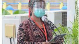 Anne Lado sedang membawakan acara pengresmian Bendungan Napung Gete, Selasa (23/2) (foto: istimewa)