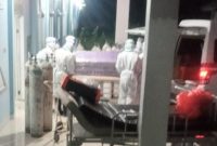 Jenazah FDC digotong ke ambulance, Sabtu (6/2) malam (foto: istimewa