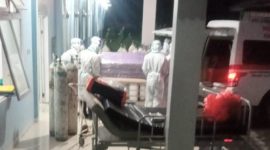 Jenazah FDC digotong ke ambulance, Sabtu (6/2) malam (foto: istimewa