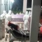 Jenazah FDC digotong ke ambulance, Sabtu (6/2) malam (foto: istimewa