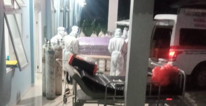 Jenazah FDC digotong ke ambulance, Sabtu (6/2) malam (foto: istimewa