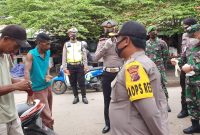 Kapolres Sikka dan Dandim Sikka mengedukasi pelanggar protokol kesehatan di Pasar Alok, Rabu (10/2) (foto: istimewa)