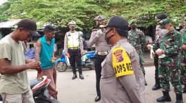 Kapolres Sikka dan Dandim Sikka mengedukasi pelanggar protokol kesehatan di Pasar Alok, Rabu (10/2) (foto: istimewa)