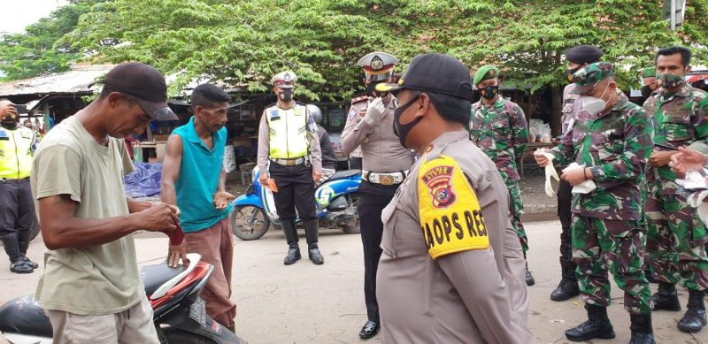 Kapolres Sikka dan Dandim Sikka mengedukasi pelanggar protokol kesehatan di Pasar Alok, Rabu (10/2) (foto: istimewa)