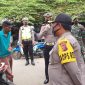 Kapolres Sikka dan Dandim Sikka mengedukasi pelanggar protokol kesehatan di Pasar Alok, Rabu (10/2) (foto: istimewa)