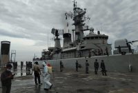 KRI Oswald Siahaan tiba di Pelabuhan Laurens Say Maumere, Sabtu (13/2) (foto: istimewa)