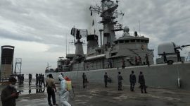 KRI Oswald Siahaan tiba di Pelabuhan Laurens Say Maumere, Sabtu (13/2) (foto: istimewa)