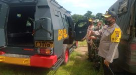 Kapolda NTT memeriksa kendaraan  pengamanan kunjungan Presiden RI (foto: istimewa)