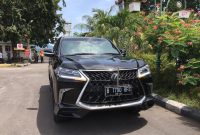 Mobil yang akan membawa presiden ke Bendungan Napung Gete