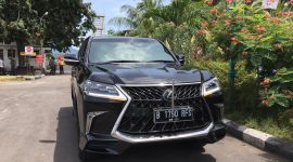 Mobil yang akan membawa presiden ke Bendungan Napung Gete