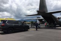 Hercules siap mengangkut pulang mobil tunggangan Presiden Jokowi dari Bandara Frans Seda Maumere, Senin (15/2)