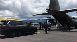 Hercules siap mengangkut pulang mobil tunggangan Presiden Jokowi dari Bandara Frans Seda Maumere, Senin (15/2)