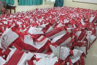 Ribuan paket bantuan sembako dari presiden yang disalurkan kepada warga masyarakat, Selasa (16/2) (foto: istimewa)