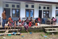 Kepala Desa Tuwa melakukan monitoring kegiatan kesehatan di desa itu, Selasa (16/2) (foto: istimewa)