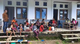 Kepala Desa Tuwa melakukan monitoring kegiatan kesehatan di desa itu, Selasa (16/2) (foto: istimewa)