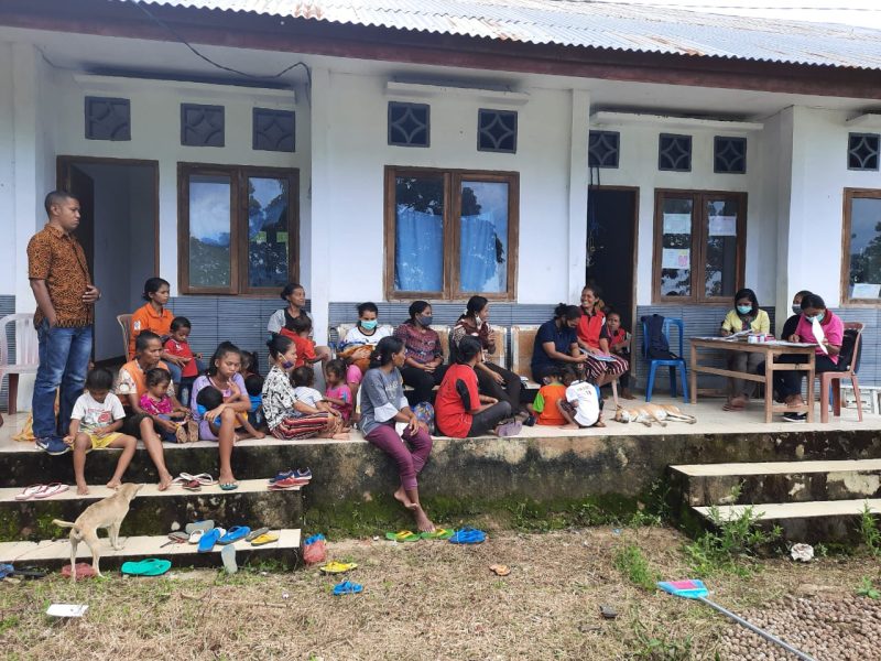 Kepala Desa Tuwa melakukan monitoring kegiatan kesehatan di desa itu, Selasa (16/2) (foto: istimewa)