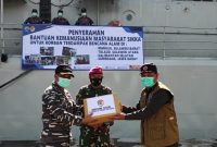 Penyerahan bantuan kepada korban bencana alam, Rabu (17/2) (foto: istimewa)