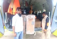 Helikopter mengangkut bantuan fleksibel tank untuk Kabupaten Sikka, Kamis (18/2) (foto: istimewa)