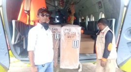 Helikopter mengangkut bantuan fleksibel tank untuk Kabupaten Sikka, Kamis (18/2) (foto: istimewa)