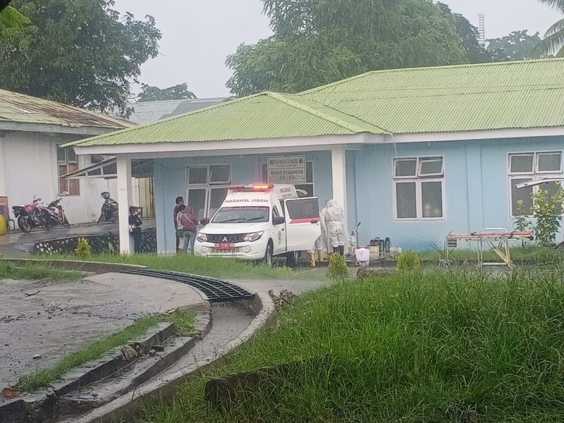Jenazah H diberangkatkan ke Pekuburan Covid di Urung Pigang Kecamatan Wolomarang, Jumat (26/2) siang