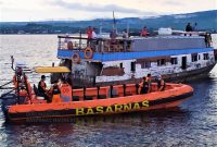 Tim Basarnas Maumere memdekati KM Pemana Raya yang mengalami mati mesin, Jumat (26/2) (foto: istimewa)