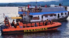 Tim Basarnas Maumere memdekati KM Pemana Raya yang mengalami mati mesin, Jumat (26/2) (foto: istimewa)