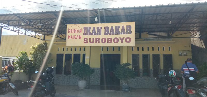 Warung Suroboyo di Jalan Gajah Mada Kelurahan Madawat
