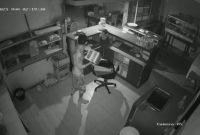 Rekaman CCTV aksi pencurian kotak amal di Warung Suroboyo (foto: istimewa)