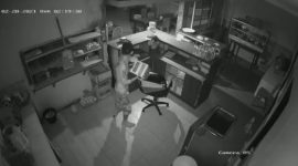 Rekaman CCTV aksi pencurian kotak amal di Warung Suroboyo (foto: istimewa)