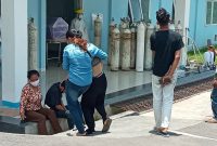 Keluarga meratapi kematian BB di depan ruang isolasi RSUD TC Hillers Maumere, Jumat (5/3)