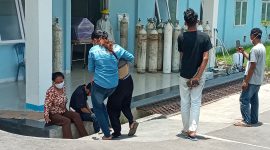 Keluarga meratapi kematian BB di depan ruang isolasi RSUD TC Hillers Maumere, Jumat (5/3)