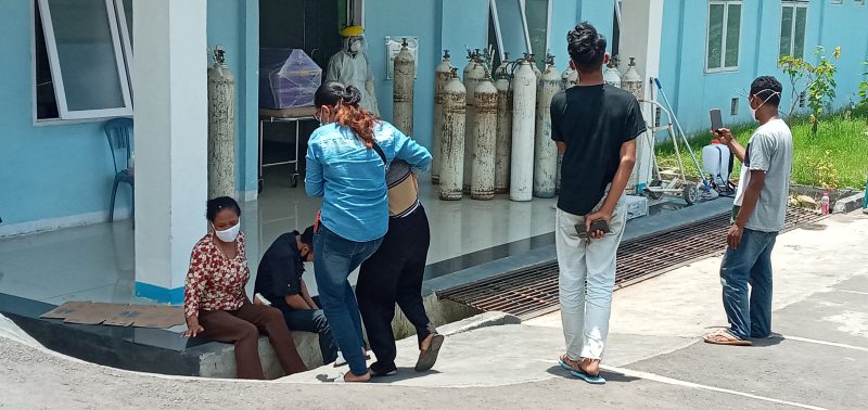 Keluarga meratapi kematian BB di depan ruang isolasi RSUD TC Hillers Maumere, Jumat (5/3)