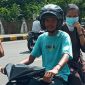 Seorang tukang ojek tidak mengenakan masker melintas di Jalan Ahmad Yani, Senin (8/3)