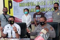 Kasat Reskrim bersama Kasubbag Humas Polres Sikka memperlihatkan barang bukti kasus pencurian kotak amal, Senin (8/3)