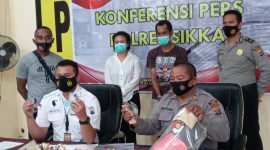 Kasat Reskrim bersama Kasubbag Humas Polres Sikka memperlihatkan barang bukti kasus pencurian kotak amal, Senin (8/3)