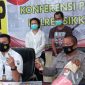 Kasat Reskrim bersama Kasubbag Humas Polres Sikka memperlihatkan barang bukti kasus pencurian kotak amal, Senin (8/3)