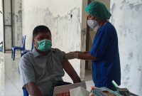 Kader PKPI Alfridus Melanus Aeng sedang menerima suntikan vaksin sinovav, Rabu (10/3)