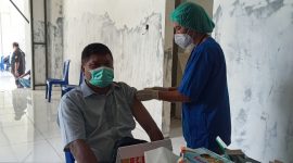 Kader PKPI Alfridus Melanus Aeng sedang menerima suntikan vaksin sinovav, Rabu (10/3)