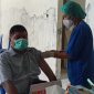 Kader PKPI Alfridus Melanus Aeng sedang menerima suntikan vaksin sinovav, Rabu (10/3)