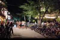Suasana di salah satu ruas jalan di pantai timur Gili Trawangan, Lombok, NTB yang dipadati turis pada Sabtu (13/3) malam (foto: istimewa)