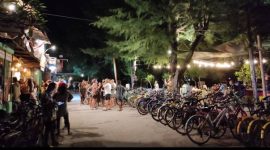 Suasana di salah satu ruas jalan di pantai timur Gili Trawangan, Lombok, NTB yang dipadati turis pada Sabtu (13/3) malam (foto: istimewa)