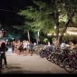 Suasana di salah satu ruas jalan di pantai timur Gili Trawangan, Lombok, NTB yang dipadati turis pada Sabtu (13/3) malam (foto: istimewa)