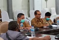 Sekda Sikka Adrianus Firminus menyampaikan perkembangan proses refocusing kepada Banggar DPRD Sikka, Senin (15/3)

